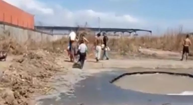 En VIDEO: Mega hueco come carros terminó como piscina comunitaria en Valencia