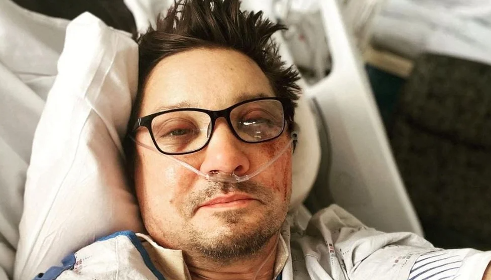 Actor Jeremy Renner fue dado de alta a dos semanas de su grave accidente