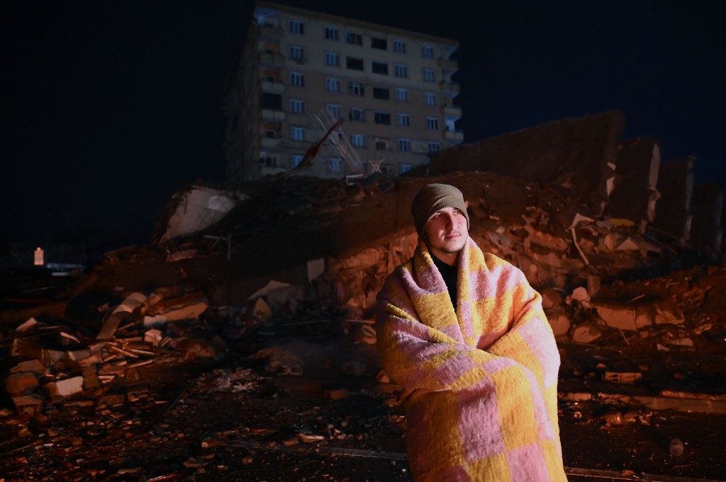 Hambre y frío entre las ruinas del terremoto en Turquía