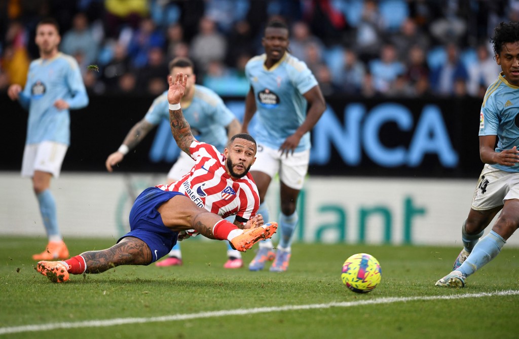 Un gol de Depay en los últimos minutos dio la victoria del Atlético frente al Celta