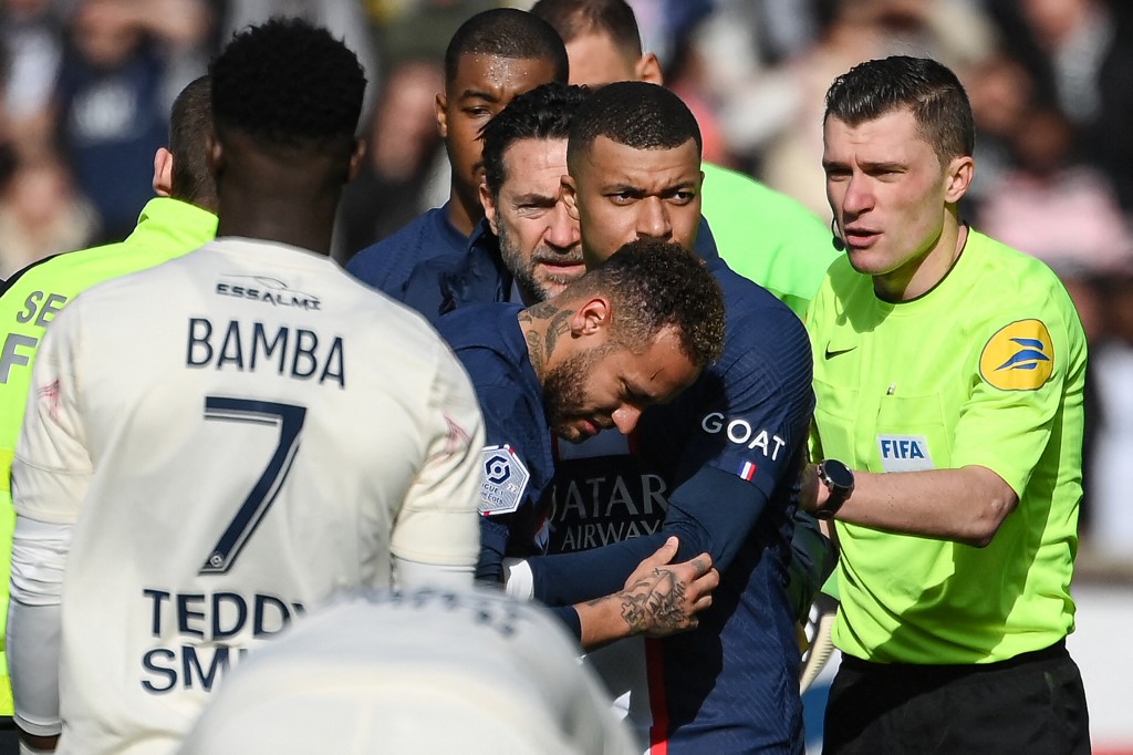 Neymar sufre esguince en el tobillo con “lesiones en ligamentos”, anuncia el PSG