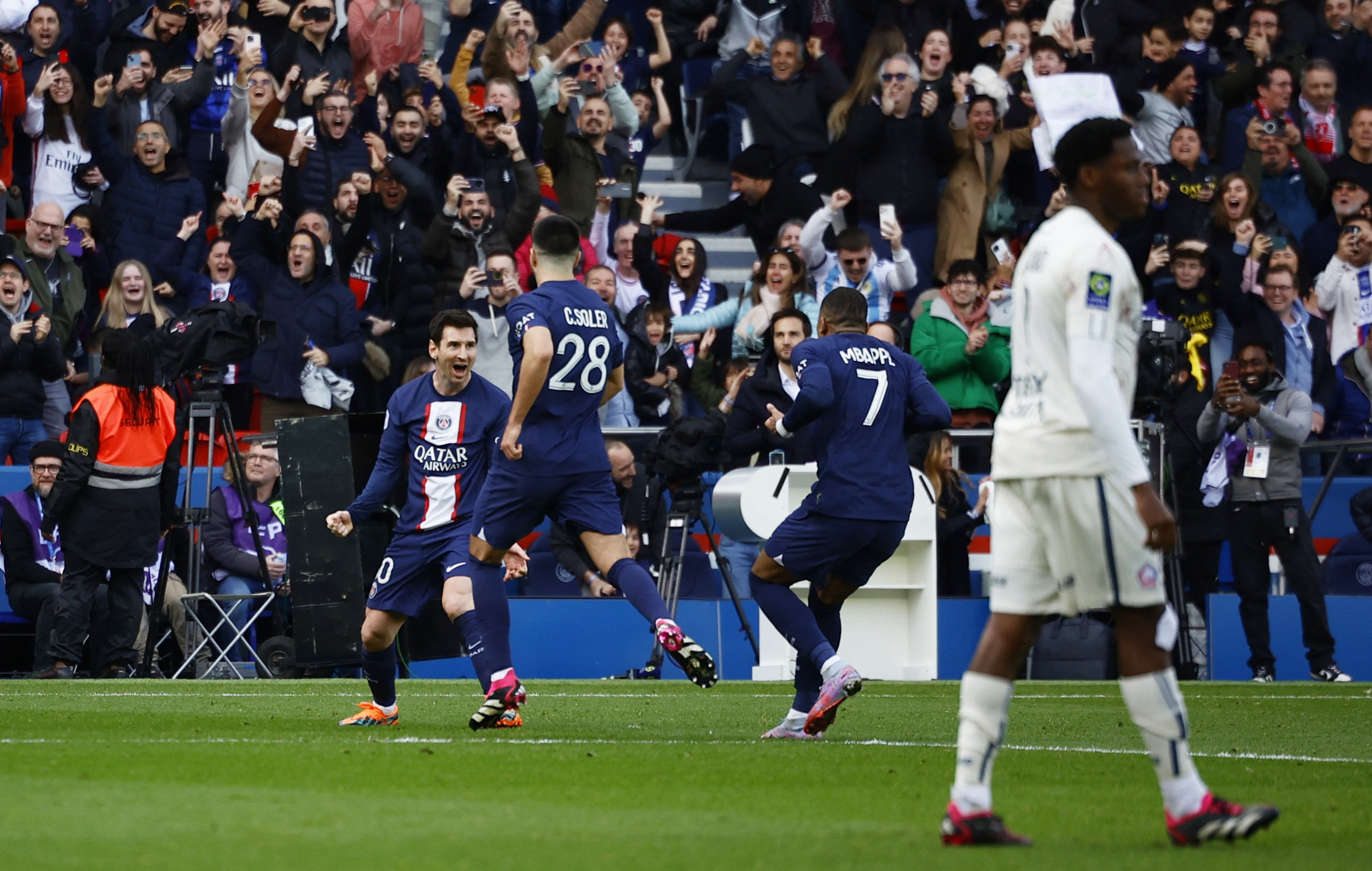 PSG gana con gol de Messi en el descuento, pero pierde a Neymar por lesión