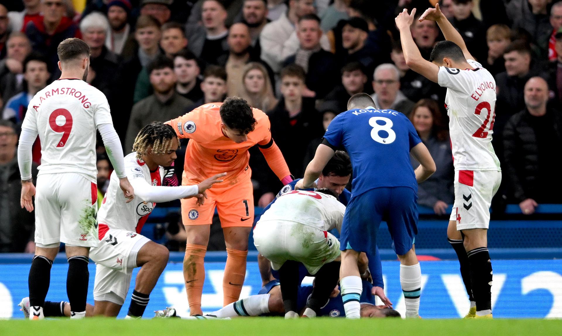 La escalofriante patada que recibió Azpilicueta: el partido se detuvo diez minutos y lo retiraron con oxígeno