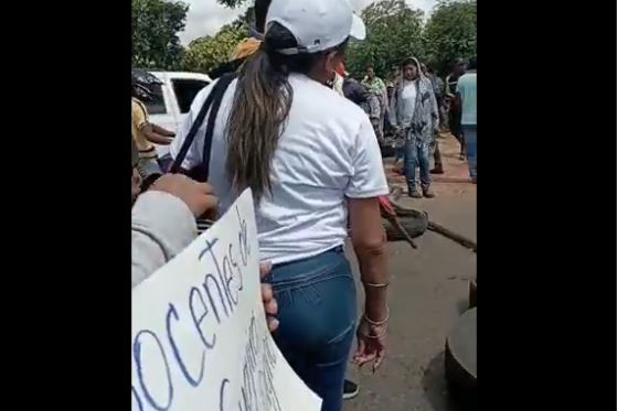 Docentes trancaron calles este #28Feb para exigir aumento salarial en La Guajira (Video)