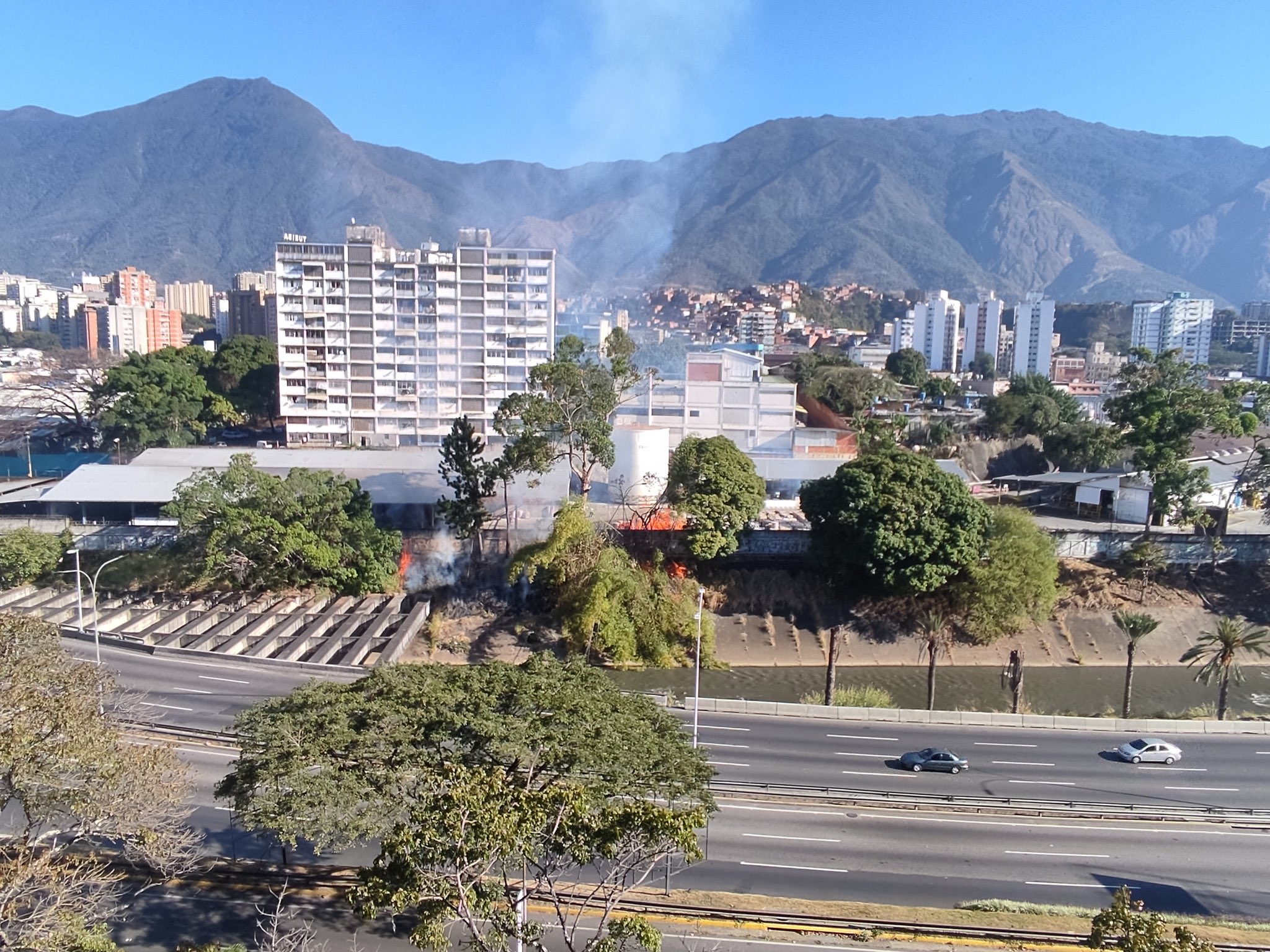 EN FOTOS: incendio de vegetación al margen del río Guaire a la altura de Petare este #21Feb