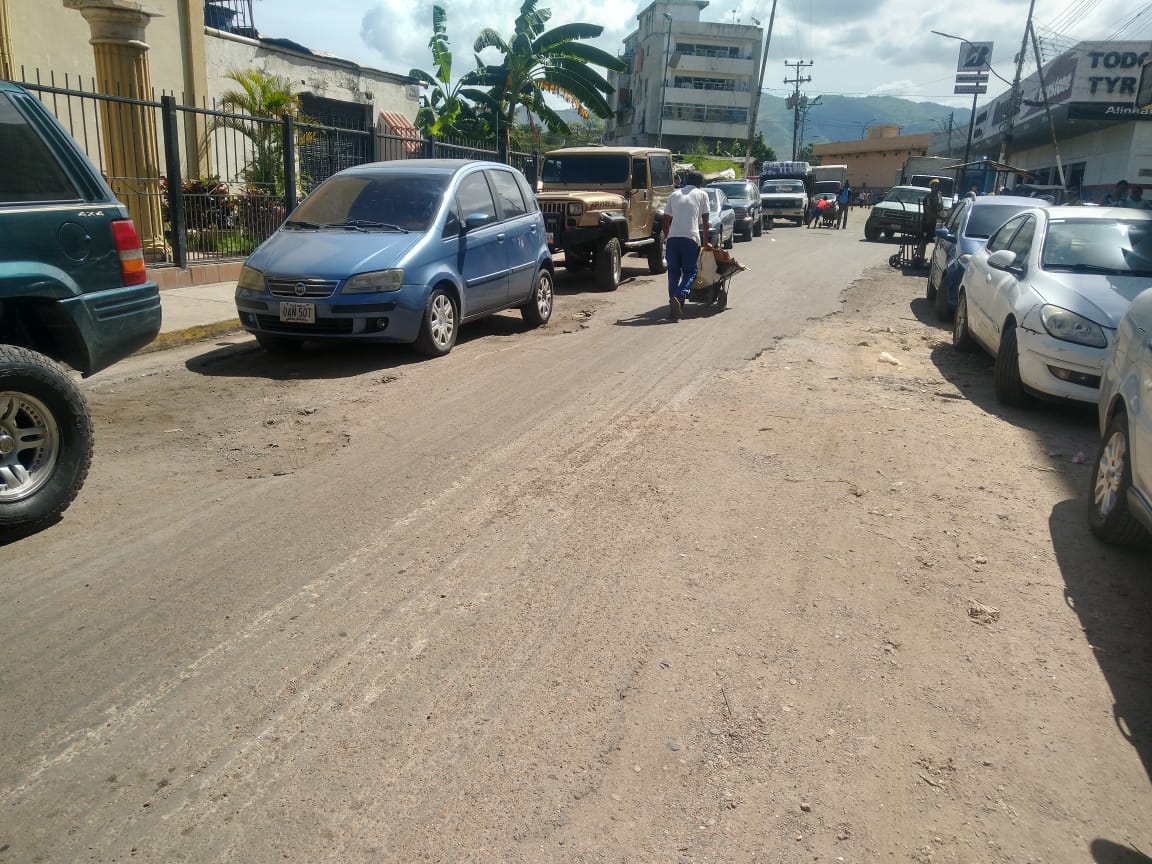 Calles adyacentes al mercado de Puerto La Cruz parecen “zonas de guerra”