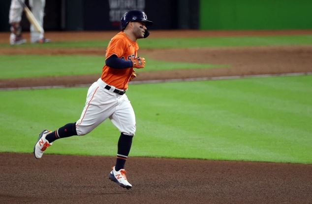 José Altuve despachó un JONRÓN ante los Padres (Video)