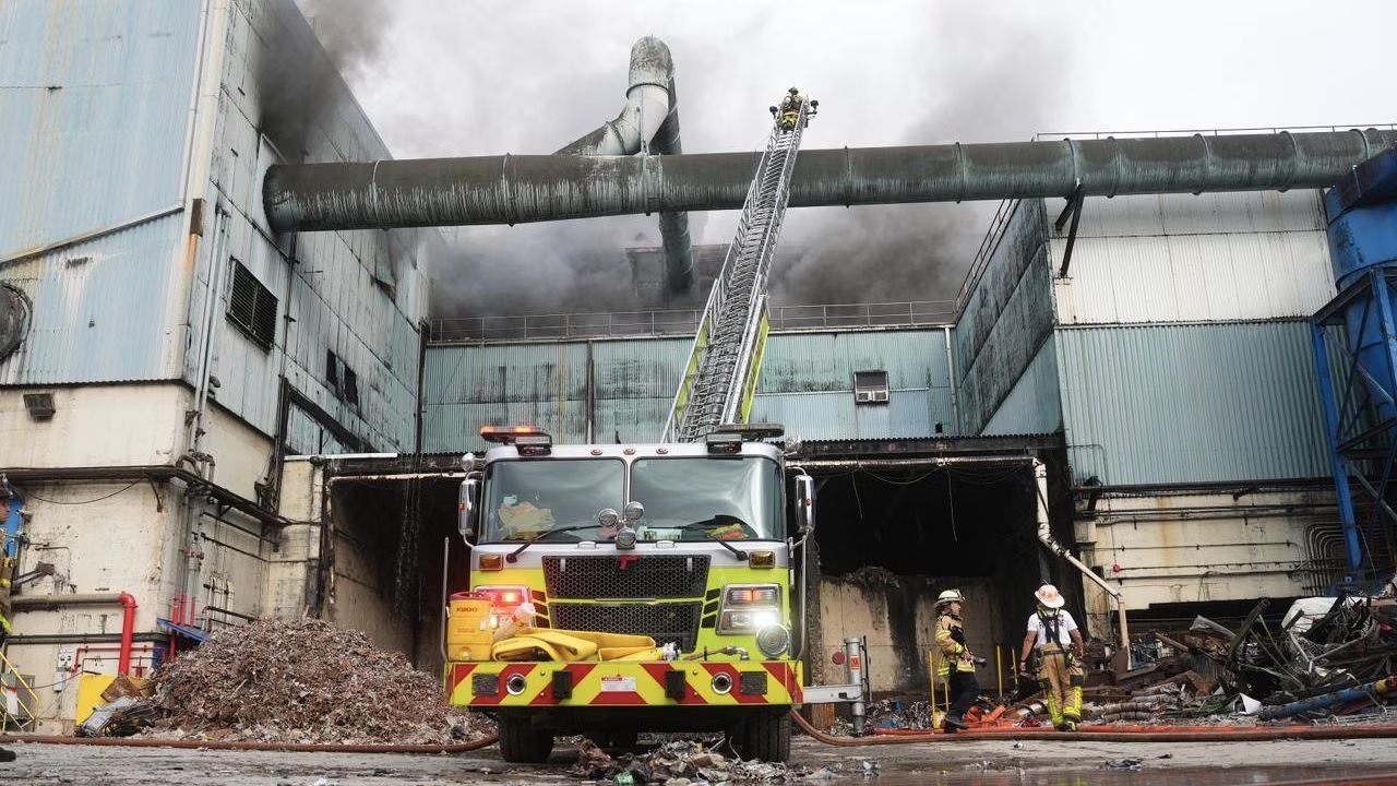 Alerta por fuerte incendio en fábrica de Miami: Prevén que dure días y ciudadanos deberán usar máscaras