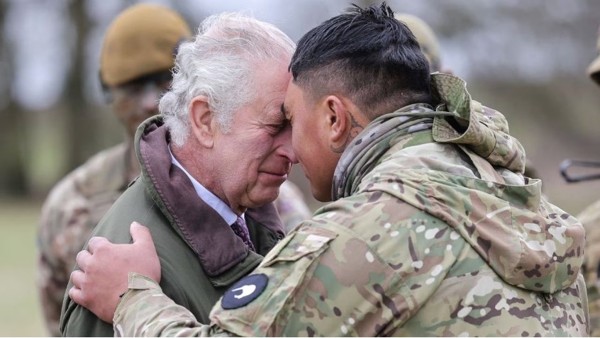 El rey Carlos III visitó las Fuerzas Armadas de Ucrania en el campo de entrenamiento británico