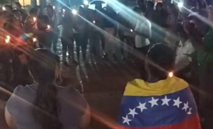 Paz y mejores salarios, pidieron durante vigilia los docentes en Sabaneta de Barinas (VIDEO)