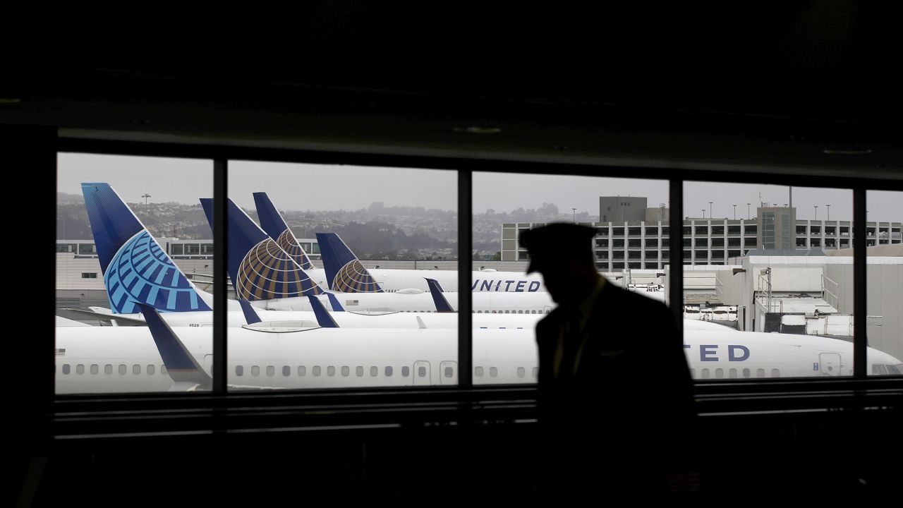 Boeing 777 que partió de Hawái se precipitó en picada hacia el océano poco después de despegar