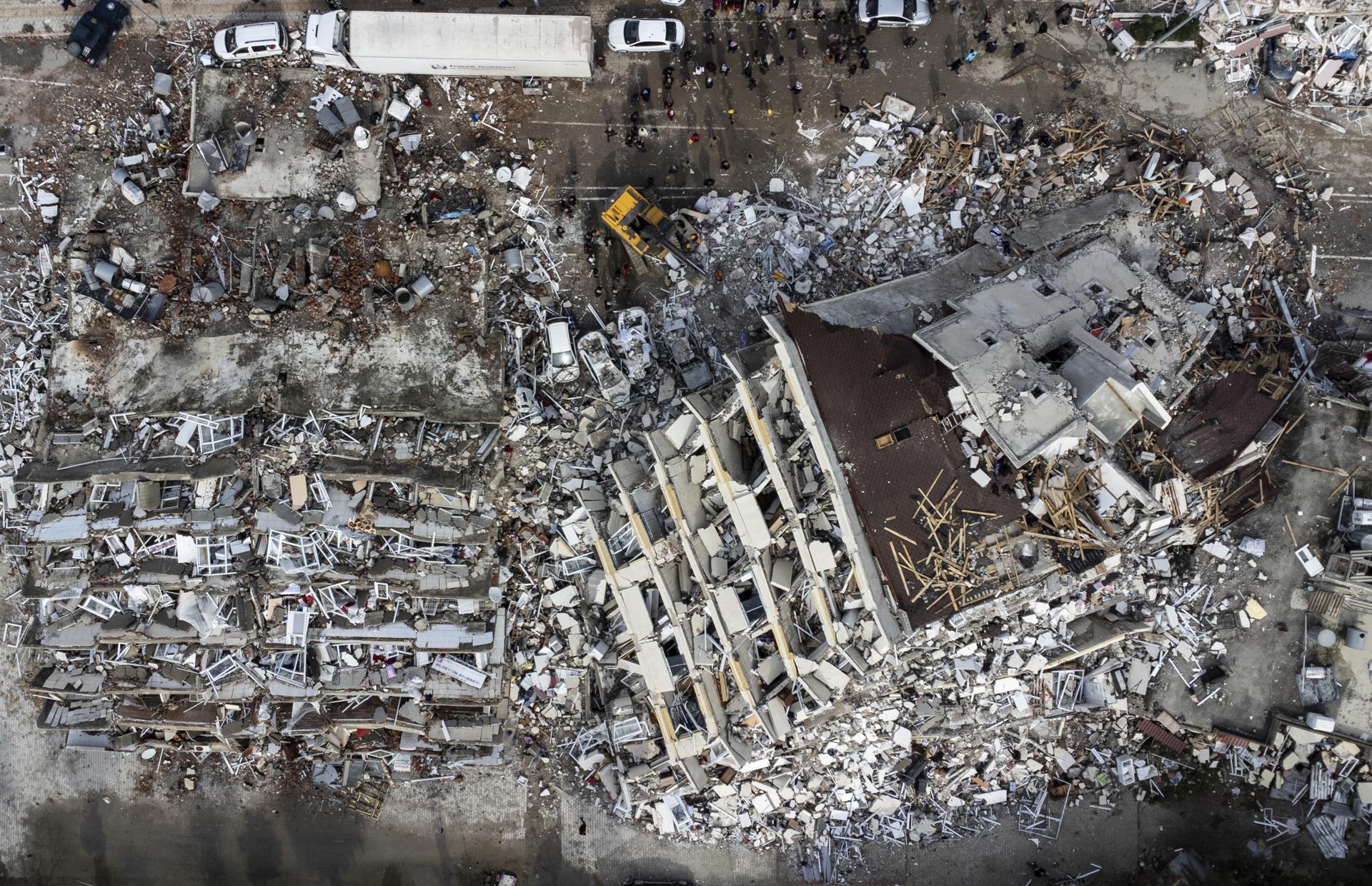 Turquía y Siria luchan contra el reloj para hallar supervivientes del sismo