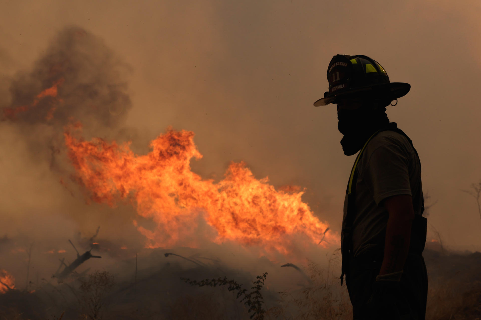 Menos calor y reducción de focos mejoran ola de incendios en Chile