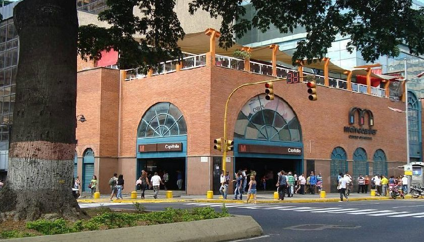 Red de extorsión ofrecía “cruising” a hombres del colectivo Lgbti en baños de Metrocenter