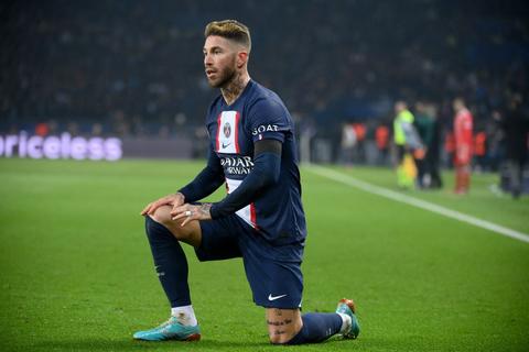 La violenta reacción de Sergio Ramos contra un fotógrafo tras la derrota del PSG ante Bayern Múnich (VIDEO)