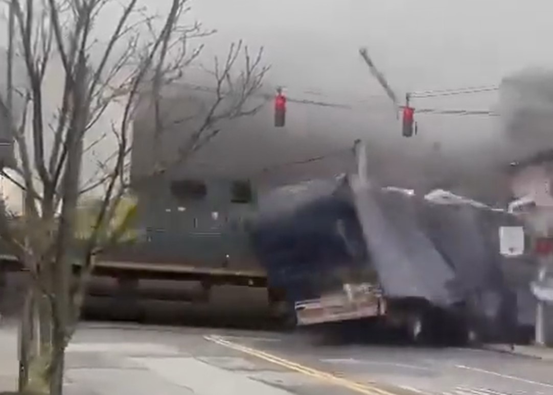 El estremecedor momento en que un tren choca contra una gandola en Nueva York (VIDEO)