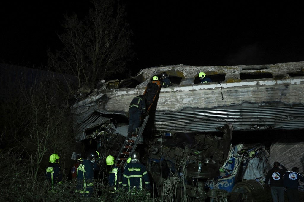 Testifica el jefe de estación acusado de choque de trenes que deja 47 muertos en Grecia