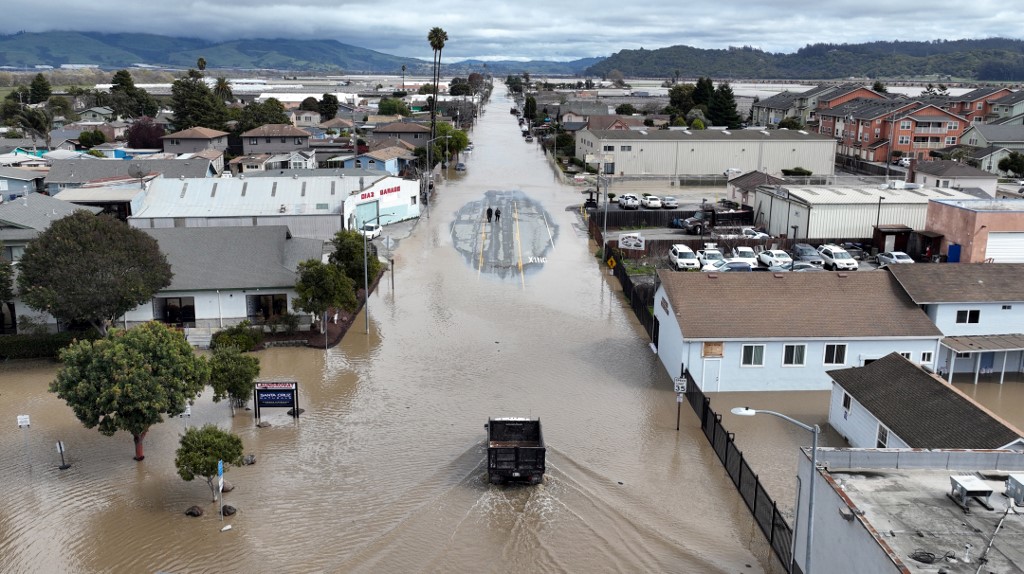 Tormenta que golpea California rompió un dique y causó al menos dos muertes