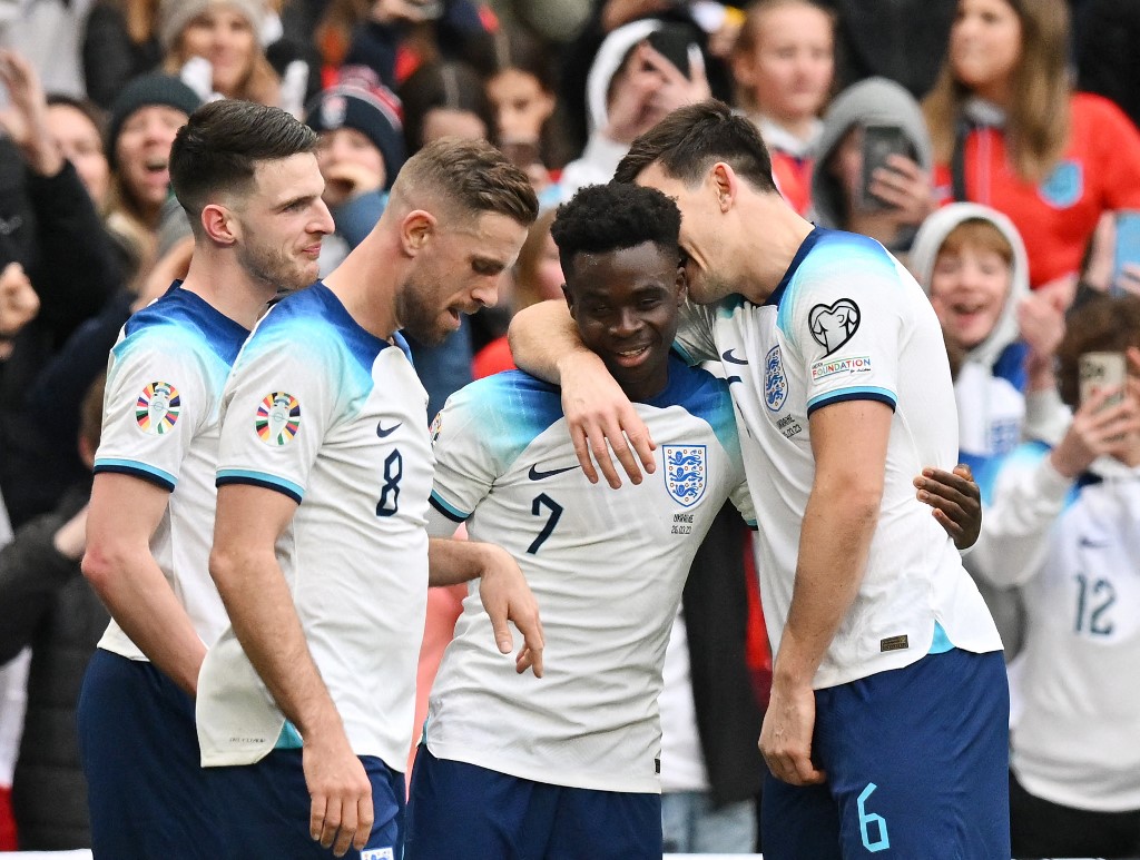 Inglaterra doblegó a Ucrania, que recibió un homenaje en Wembley