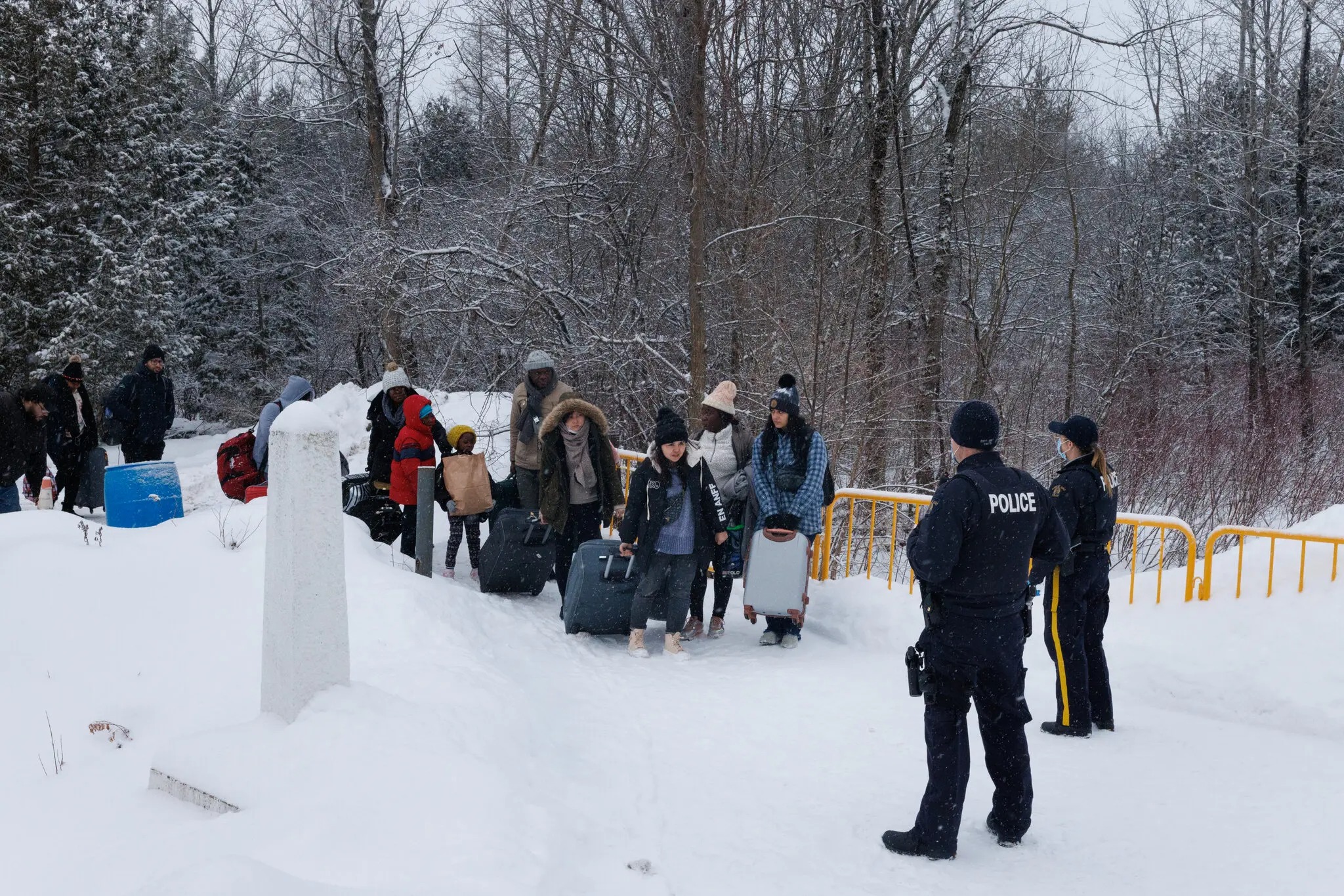 Tensión en la frontera norte de EEUU: Aumento del flujo de migrantes genera un caos político en Canadá