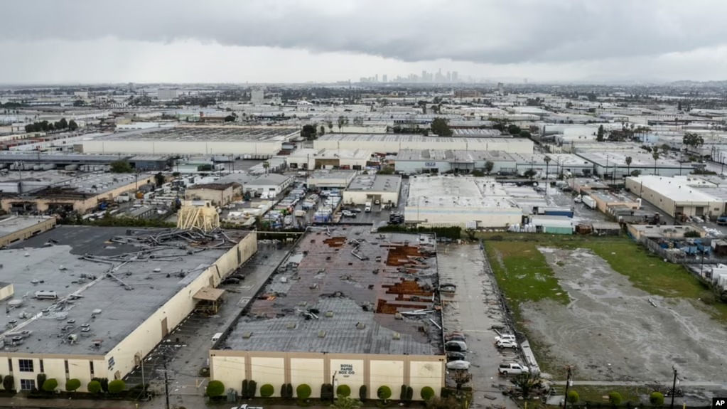 Raro tornado azotó una ciudad al sur de Los Ángeles y causó estragos