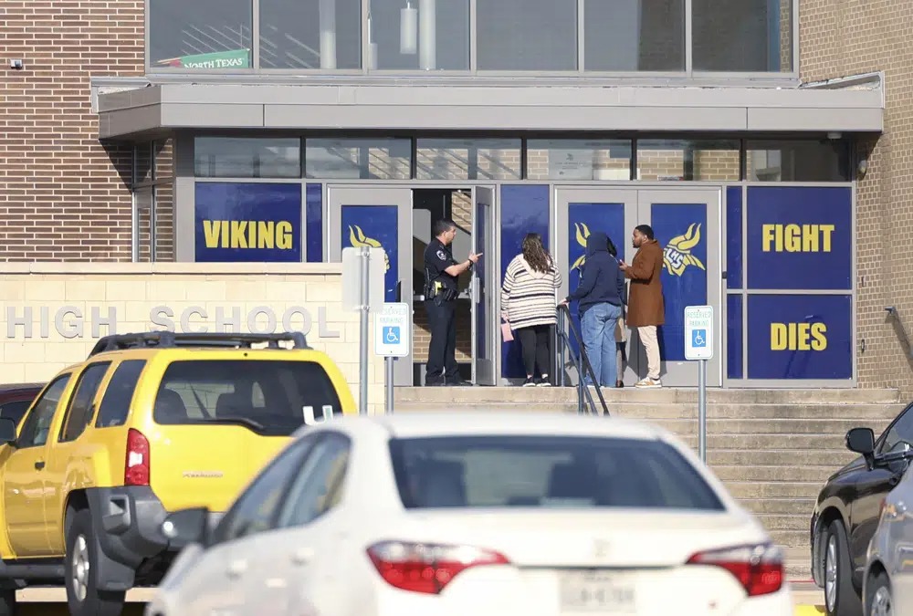 Pánico en Dallas: Joven abrió fuego en campus de una secundaria y dejó un estudiante muerto