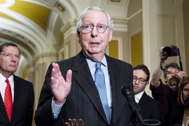 El influyente senador republicano Mitch McConnell hospitalizado tras accidente en un hotel