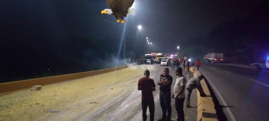 Gandola con azufre se volcó y provocó un incendio en la Autopista Regional del Centro