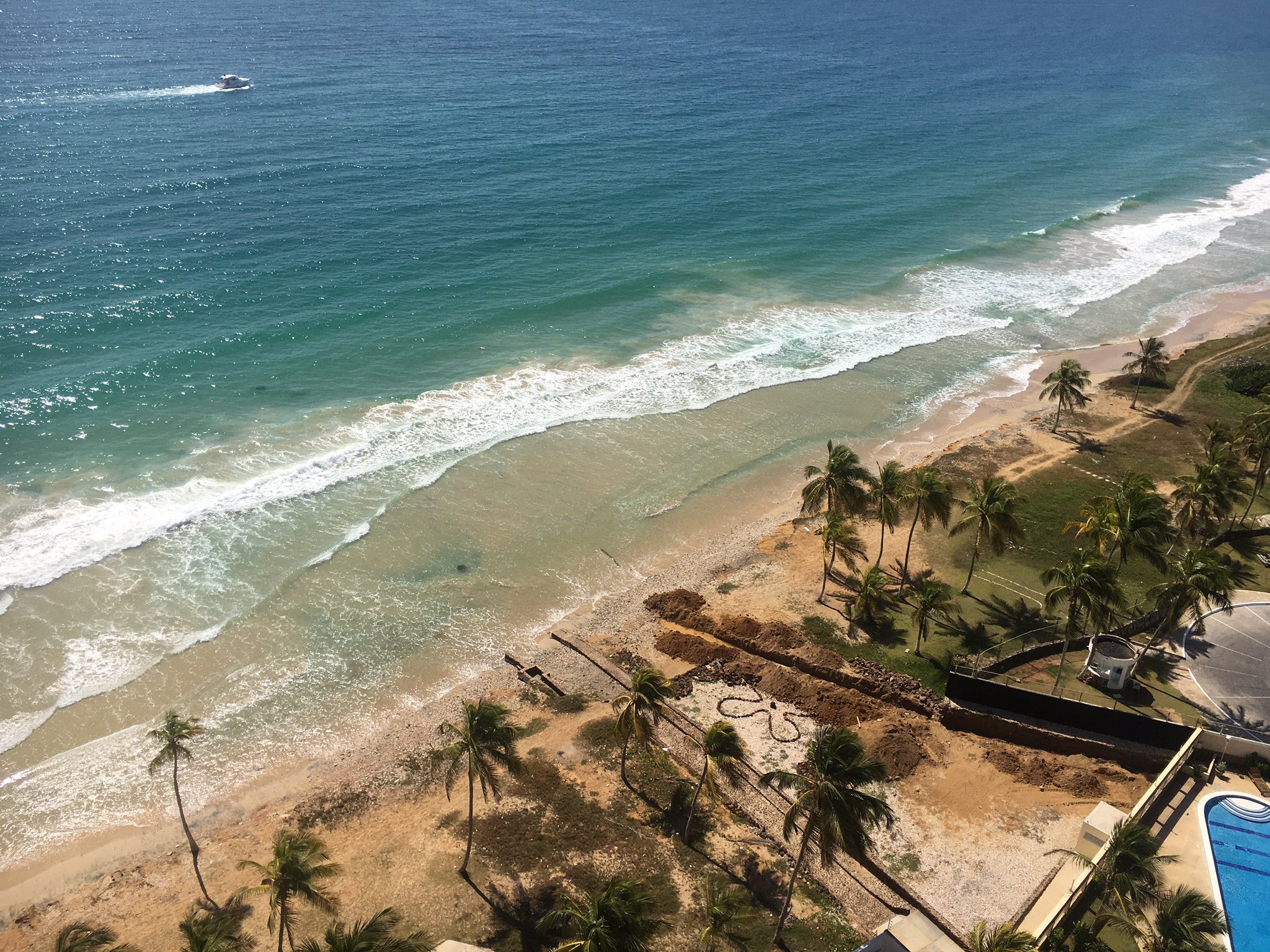 Residencia en Porlamar instaló tubería de aguas negras que desemboca en el mar (Fotos)