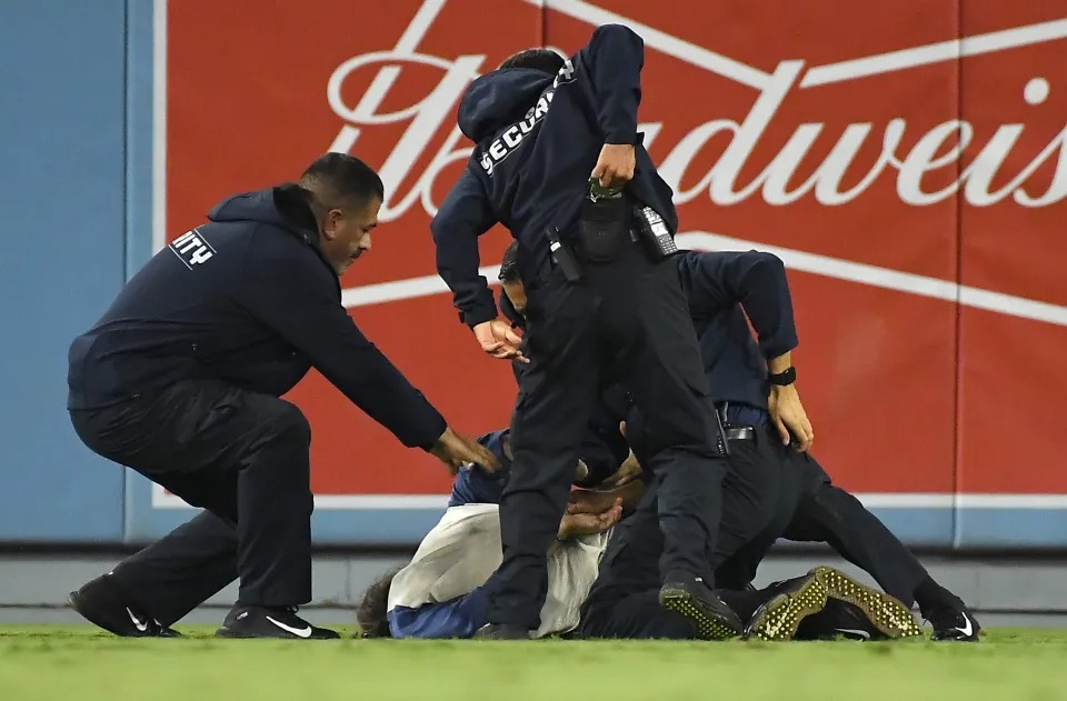 VIDEO: Saltó al terreno de juego en un partido de Grandes Ligas para pedir matrimonio y fue derribado brutalmente