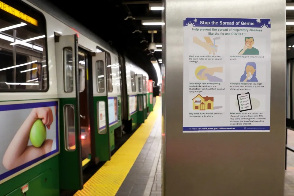 “Bienvenido a tu pesadilla” Hombre sacude a una rata en la cara de pasajeros de tren en Boston (VIDEO)