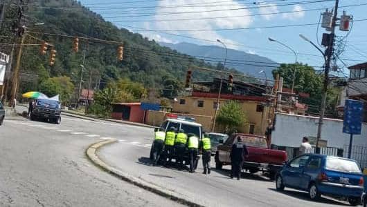 Policías merideños recibieron su dosis de “patria”: se quedaron sin gasolina y les tocó empujar la patrulla (VIDEO)