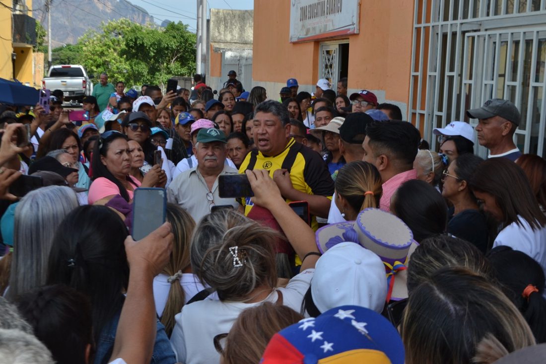 Docentes de Guárico “se la cantaron” al jefe de la Zona Educativa para exigir salarios justos