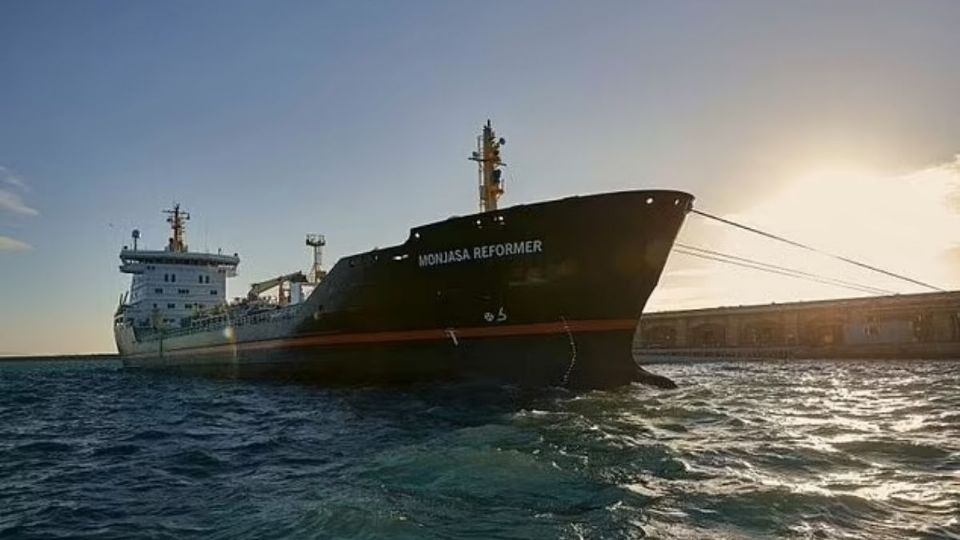 Aún existen los piratas: encerraron a 16 tripulantes durante cinco días en un barco petrolero