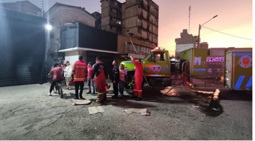 Voraz incendio destruyó casa ubicada justo al lado del supermercado atacado a tiros en Maracaibo