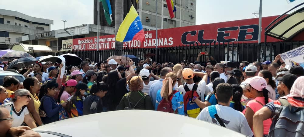 “El rollo no es el bloqueo, es el chavismo en Pdvsa”: Docentes protestaron frente al Consejo Legislativo de Barinas