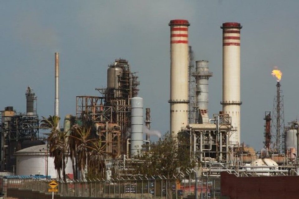 Aumenta el bachaqueo de gasolina mientras la producción en Amuay y Cardón sigue en picada