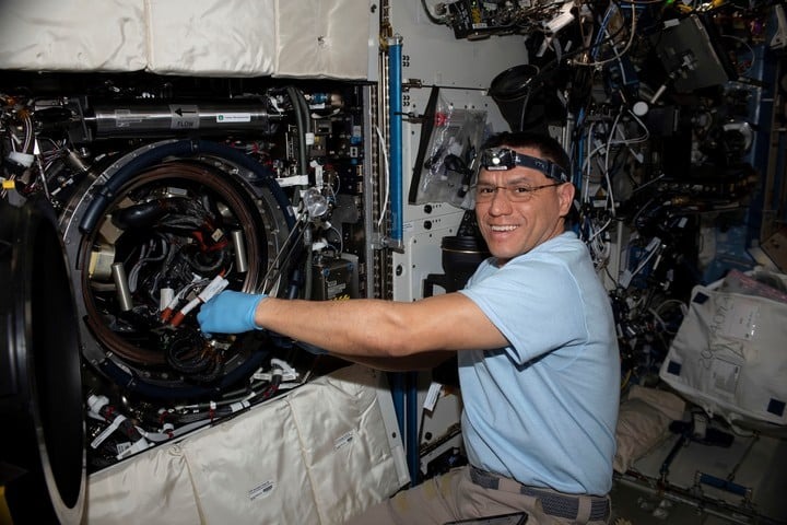 La historia del astronauta latino de la Nasa que está varado en el espacio hace meses en una nave rusa