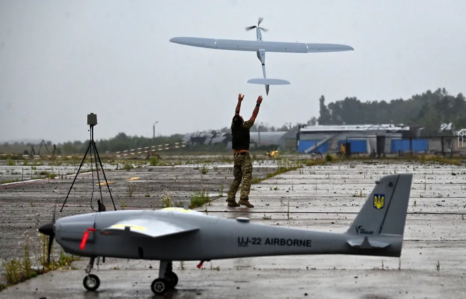 Impactante VIDEO: Dron kamikaze ucraniano vuela hacia un vehículo ruso con soldados y lo destruye