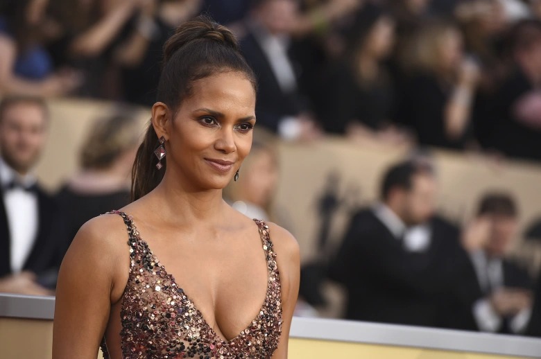 Halle Berry sacó a la luz FOTOS de ella desnudita frente al espejo del baño