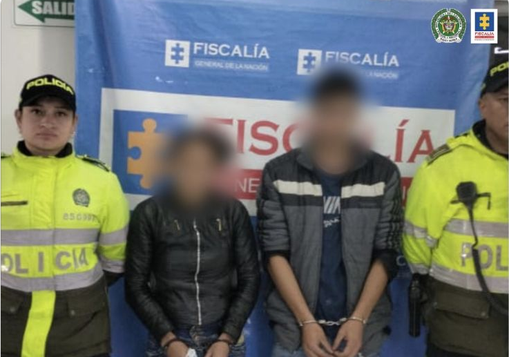 Indignante caso en Colombia: desmayaban a patadas a sus tres hijos y los despertaban con agua fría