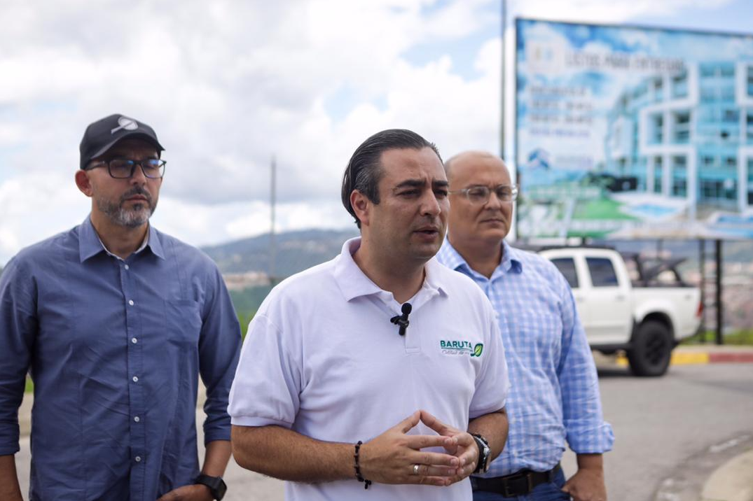 Darwin González no sabe quién hizo los edificios en Las Mercedes, pero sus funcionarios sí