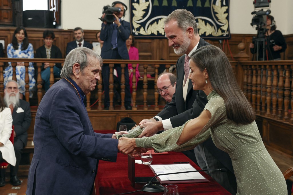 Rafael Cadenas ha legado al Instituto Cervantes su primera máquina de escribir