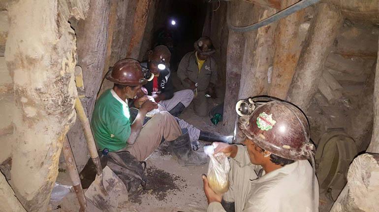 Liberan a trabajadores mineros retenidos tras asalto armado en Colombia