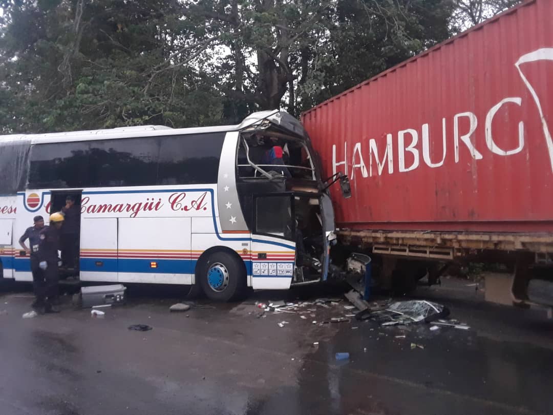 Al menos un muerto dejó colisión entre autobús y gandola en Miranda este #12Abr (Fotos)