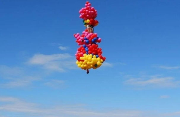 El terrible final del sacerdote que volaba enganchado a 1.000 globos (VIDEO)