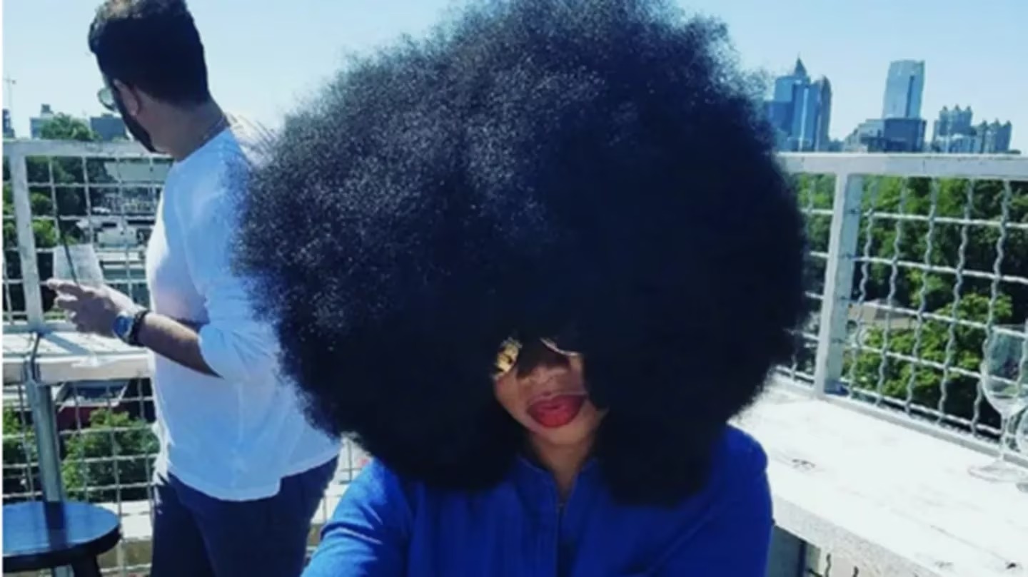 La mujer con el afro más grande del mundo está orgullosa de su look, pero no puede ver nada