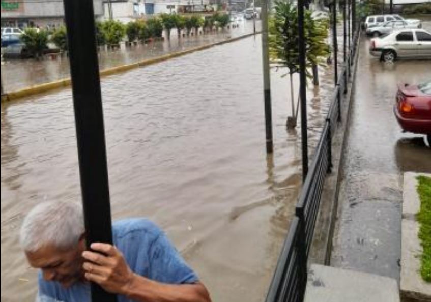 Colapsó el tráfico de la carretera Panamericana de Los Teques por lluvias este #21Abr (Video)