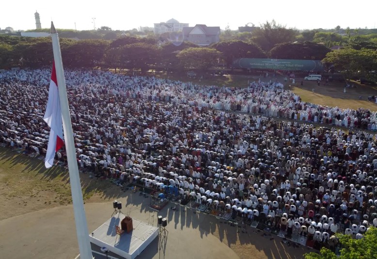 Rezos multitudinarios en Indonesia marcan el fin del Ramadán