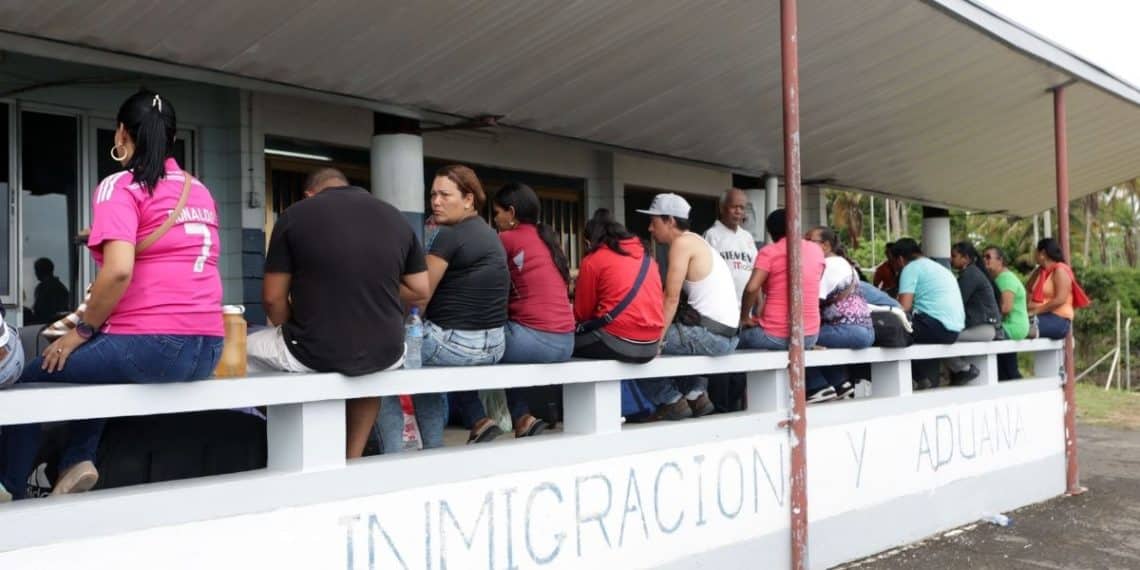 Venezolanos en Trinidad y Tobago alegan despidos por falta de visas de empleo